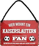 WOGEKA ART Retro Blechschild - Hier wohnt ein Kaiserslautern Fan Fußball - lustiger Spruch als Geschenk-Idee Geburtstag Weihnachten Deko 18x12 cm Vintage-Design Hänge-Schild HS23